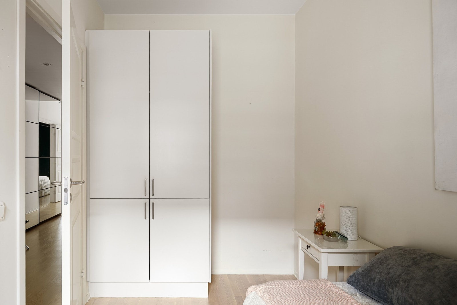 Garderobeskap medfølger. Galleribilde