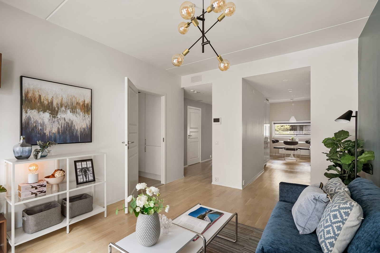 Nedforet himling med innfelte downlights i entrè og kjøkken. Galleribilde