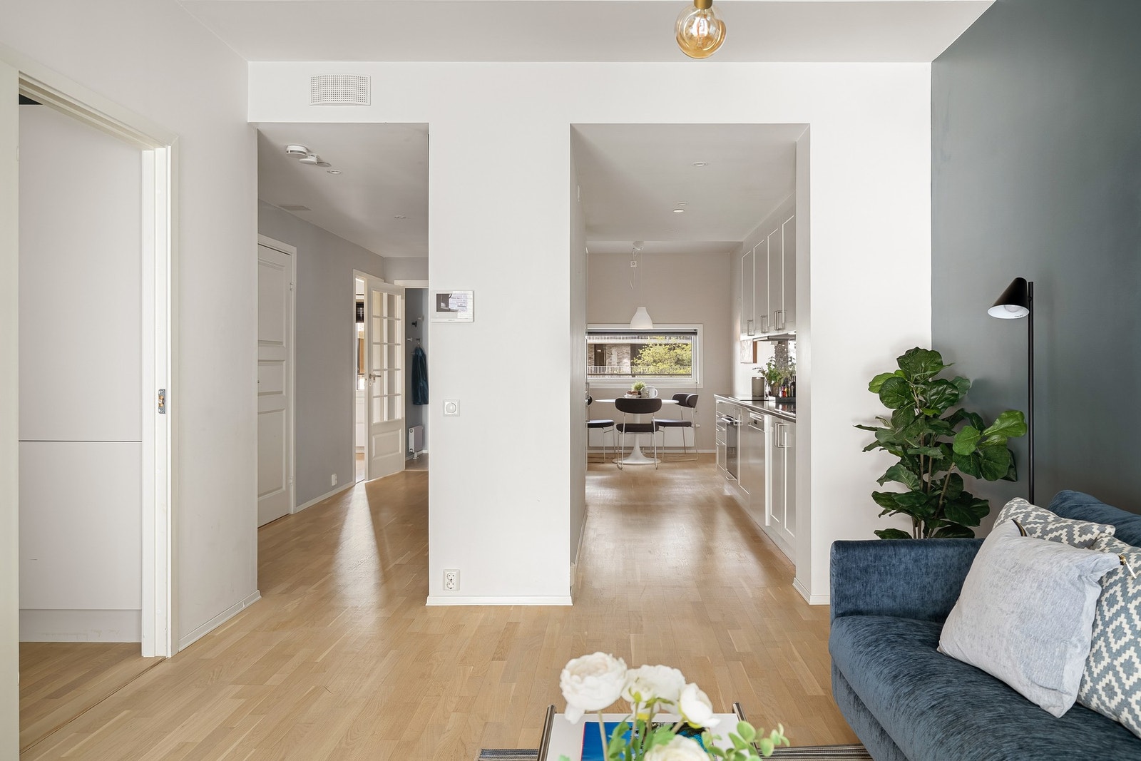 Fjernvarme, varmtvann, internett/tv i felleskostandene. Galleribilde