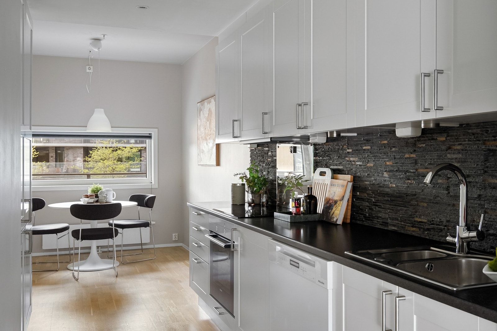 Sigdal kjøkkeninnredning med profilerte fronter og laminat benkeplater. Galleribilde