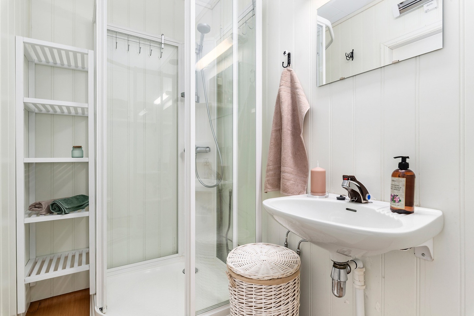 Badet i hovedetasjen har noe enklere standard, og har kabinett og servantinnredning. Gulvet har våtromsbelegg. Galleribilde