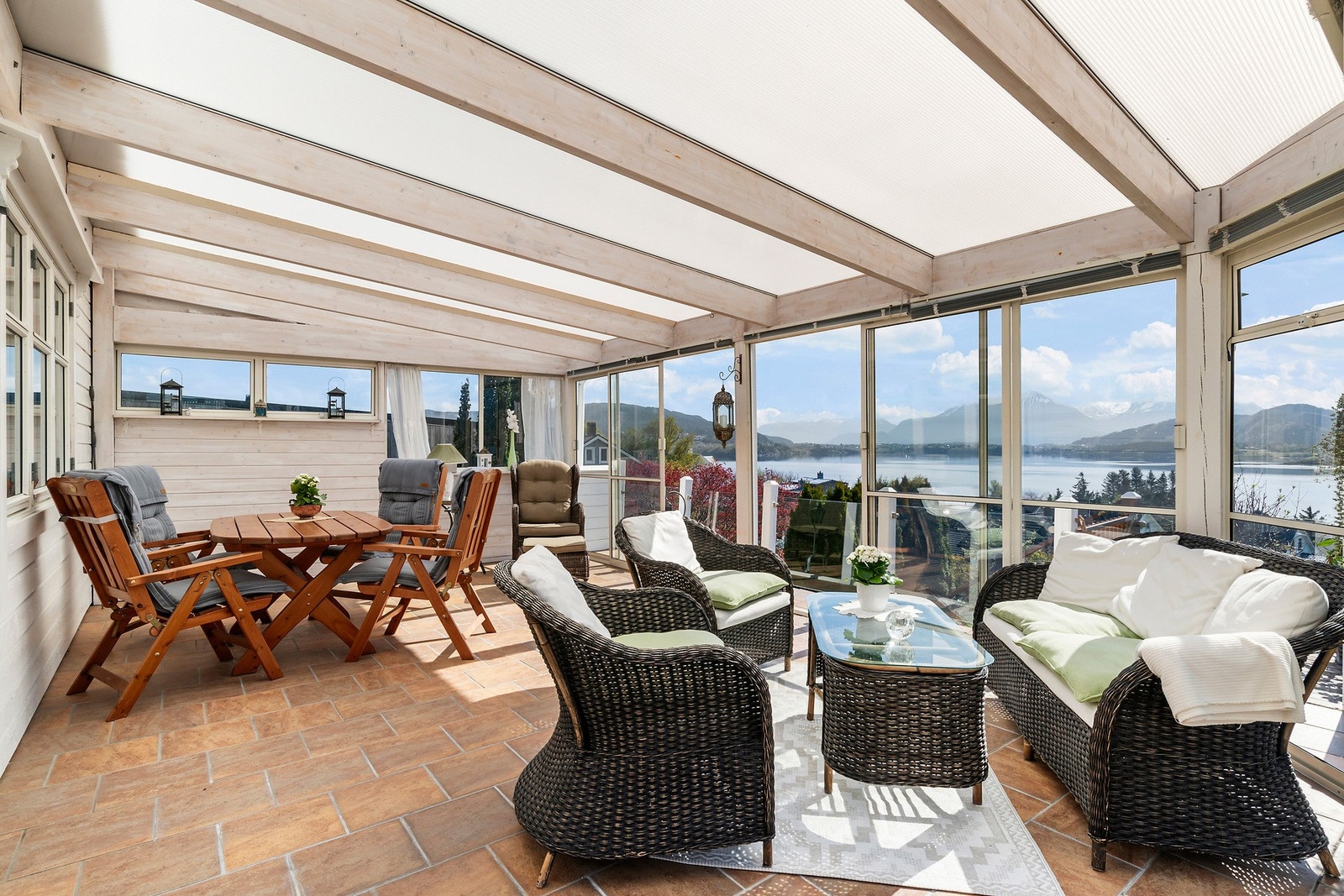 Din egen lounge med skyvbare glassdører fra 2007. Selgers favoritt. Galleribilde