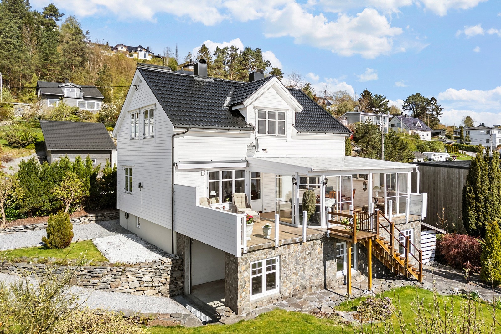 Hagestue mot syd med skyvbare glassdører. Tomten har et areal på 1132 kvm, akkurat passe stort. Galleribilde