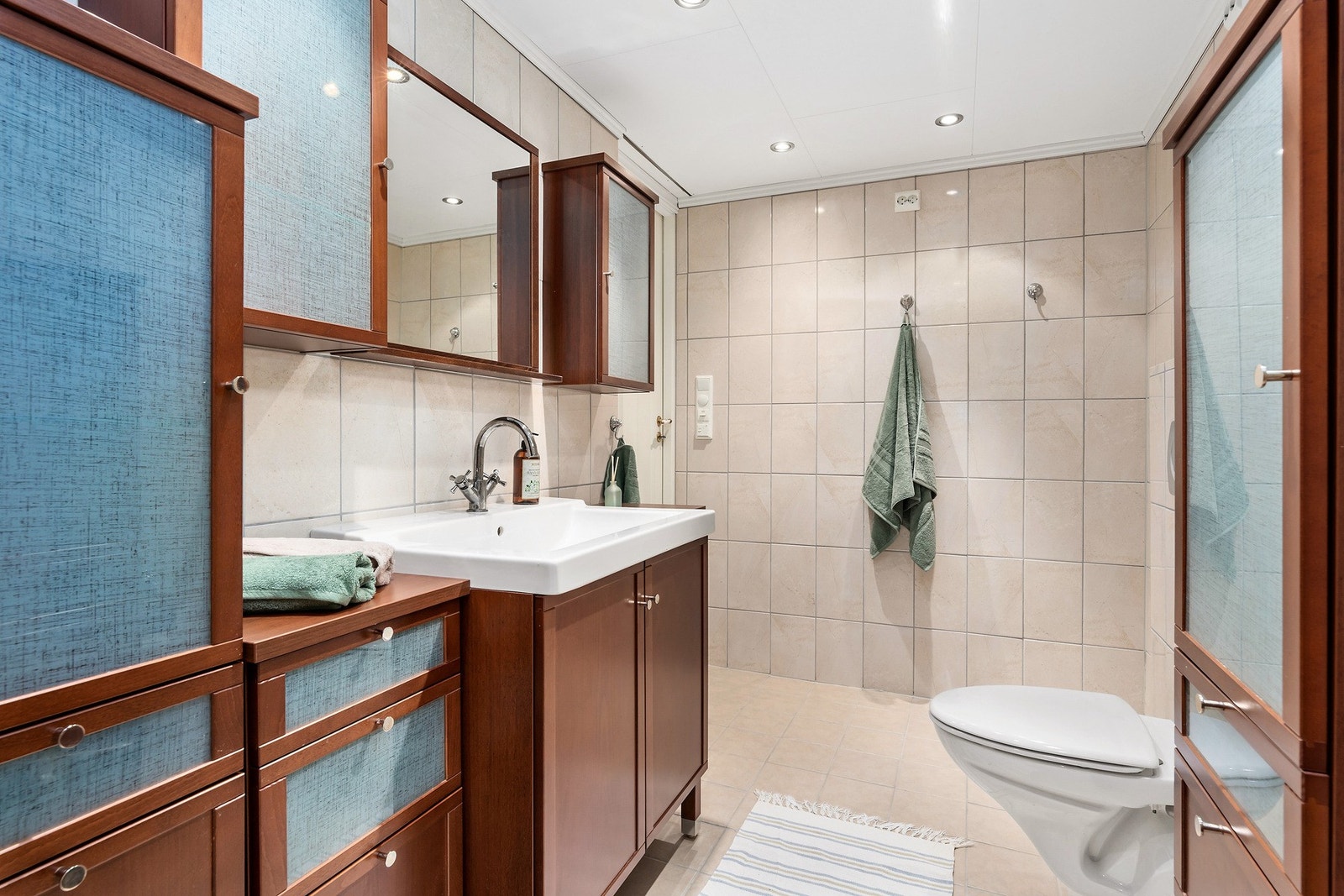 Legg merke til spotter i himling og at badet har mye oppbevaringsplass i innredningen. Galleribilde