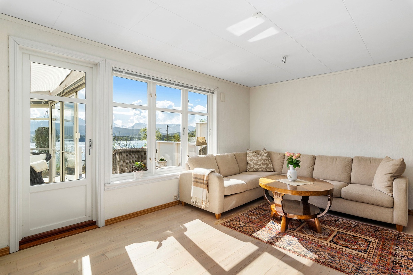 Fra stua har man utgang til sydvendt hagestue og terrasse. Galleribilde