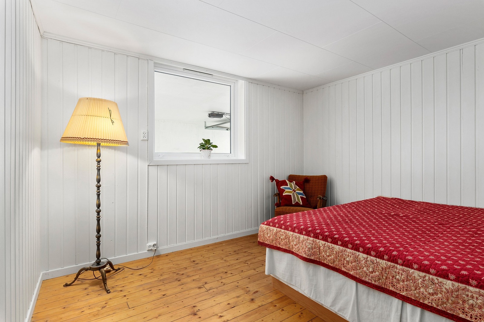 Rom i underetasje innredet som soverom, dog ikke godkjent. Legg for øvrig merke til at vinduet har klaffventil. Galleribilde