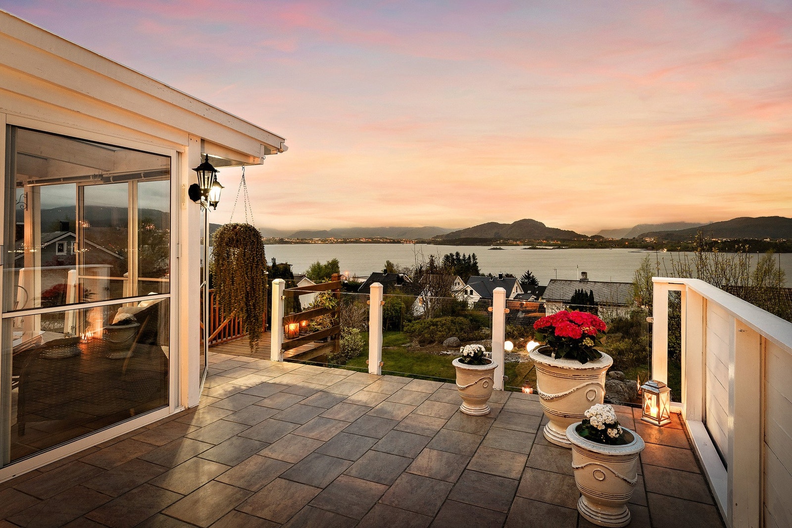 Inviterer du til grillfest? Eller vil du nyte utsikten i fred og ro? Ja takk, begge deler. Galleribilde