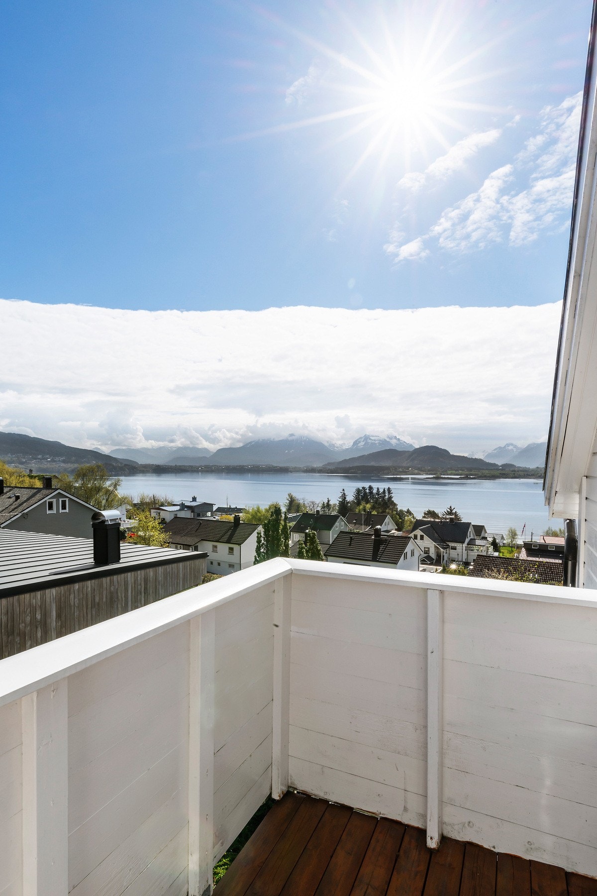 Balkongen i 2. etasje mot øst har nydelig utsikt og gode solforhold fra morgen og til midt på dag. Galleribilde