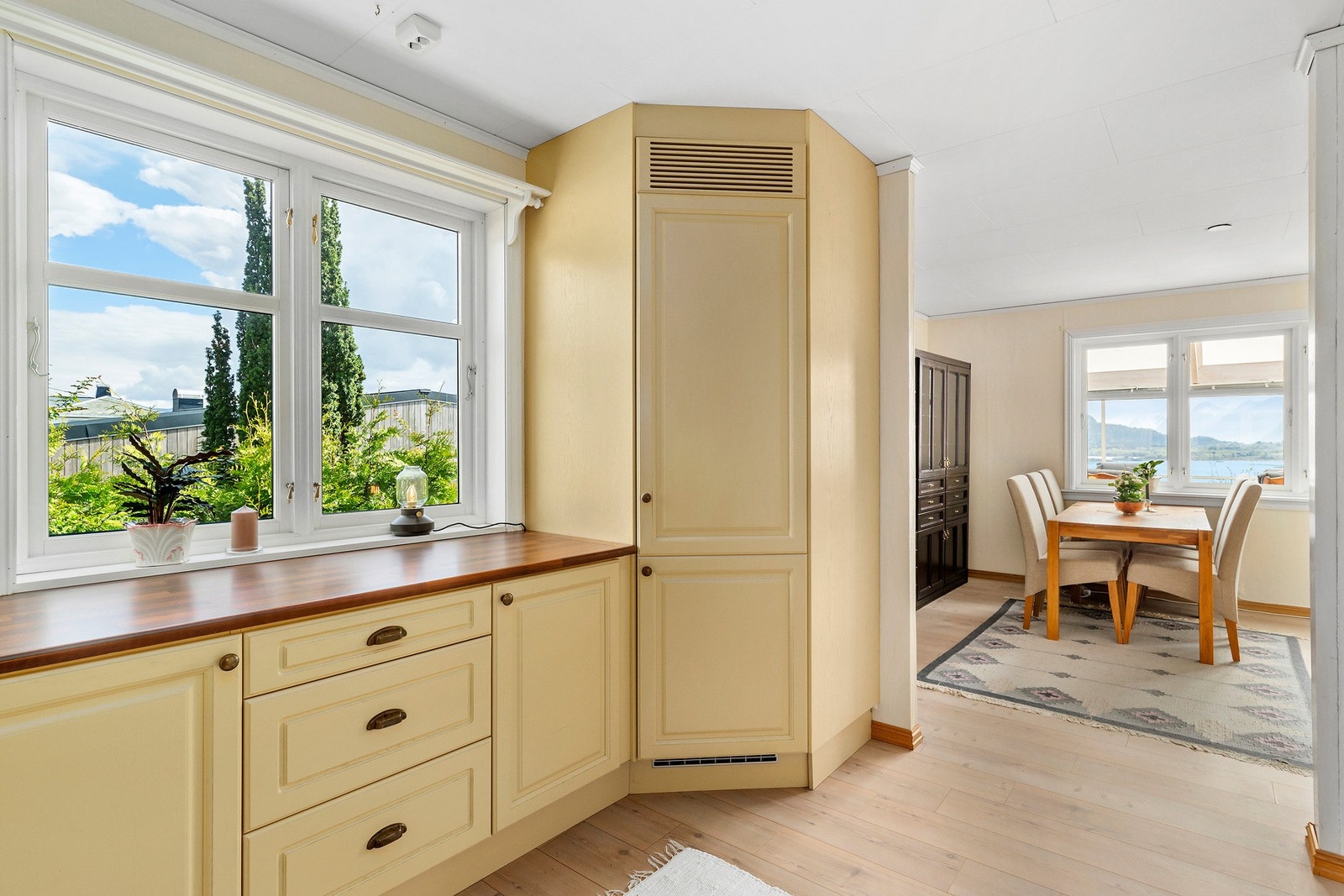 Kjøkkenet har integrert kjølehjørne, her med vindu mot øst. Legg også merke til vindu i stue mot sør ved spisestue. Galleribilde