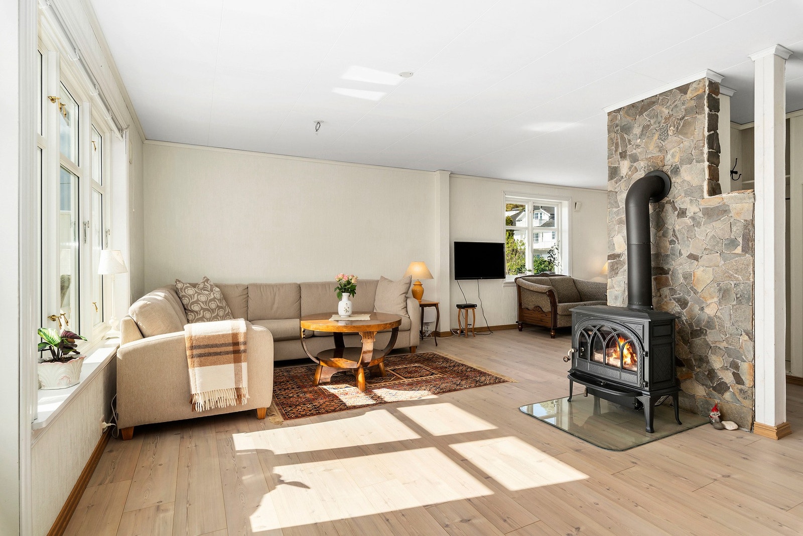 Vedovnen i stua gir mye varme. I vinkelen ved TV, har det opprinnelig vært soverom, dette er nå tilbakeført. Galleribilde