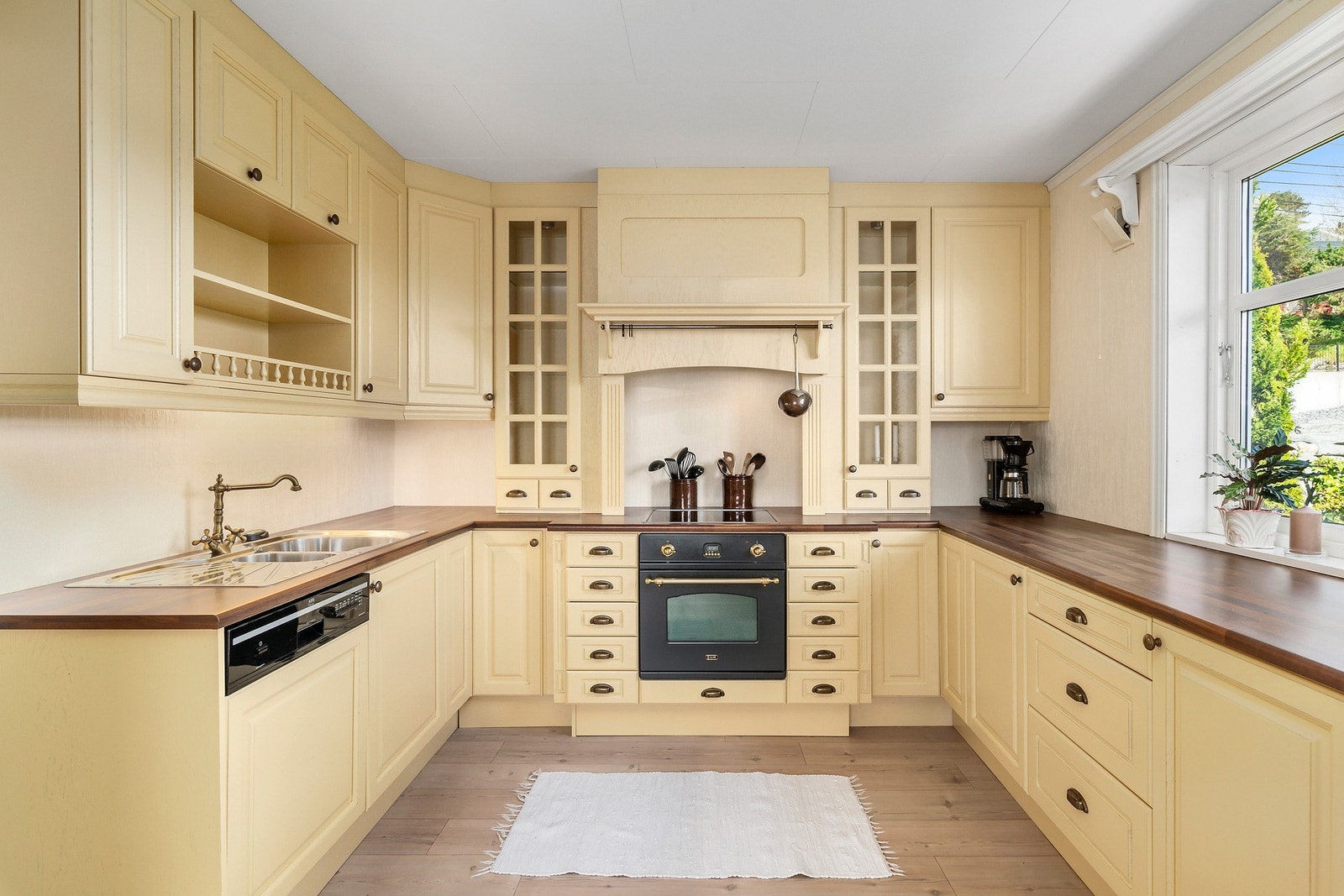 Eneboligen har to velfungerende kjøkken. Dette er kjøkkenet i hovedetasjen, Mørekjøkken med flotte detaljer og profilerte fronter. Galleribilde