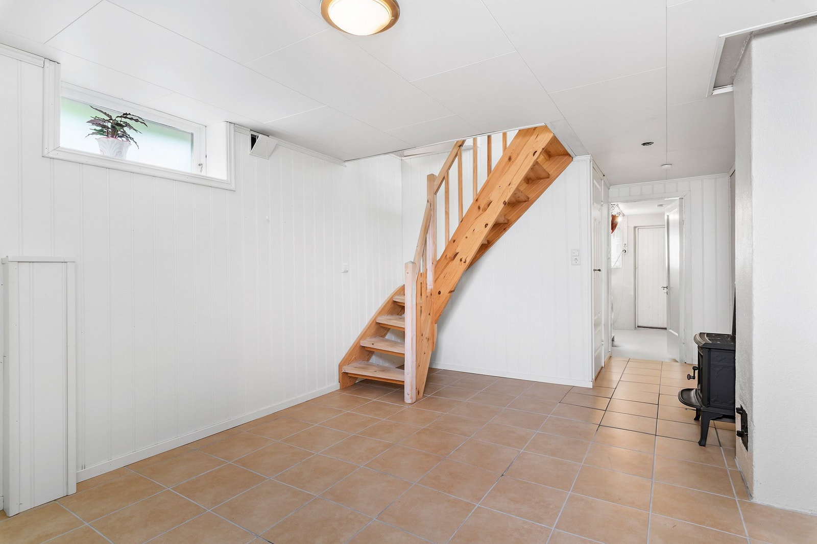 Mellom hovedetasjen og underetasjen er det trapp med åpne opptrinn. I underetasjen er takhøyden ca 213 cm og her ligger varmekabler i gulvet. Galleribilde
