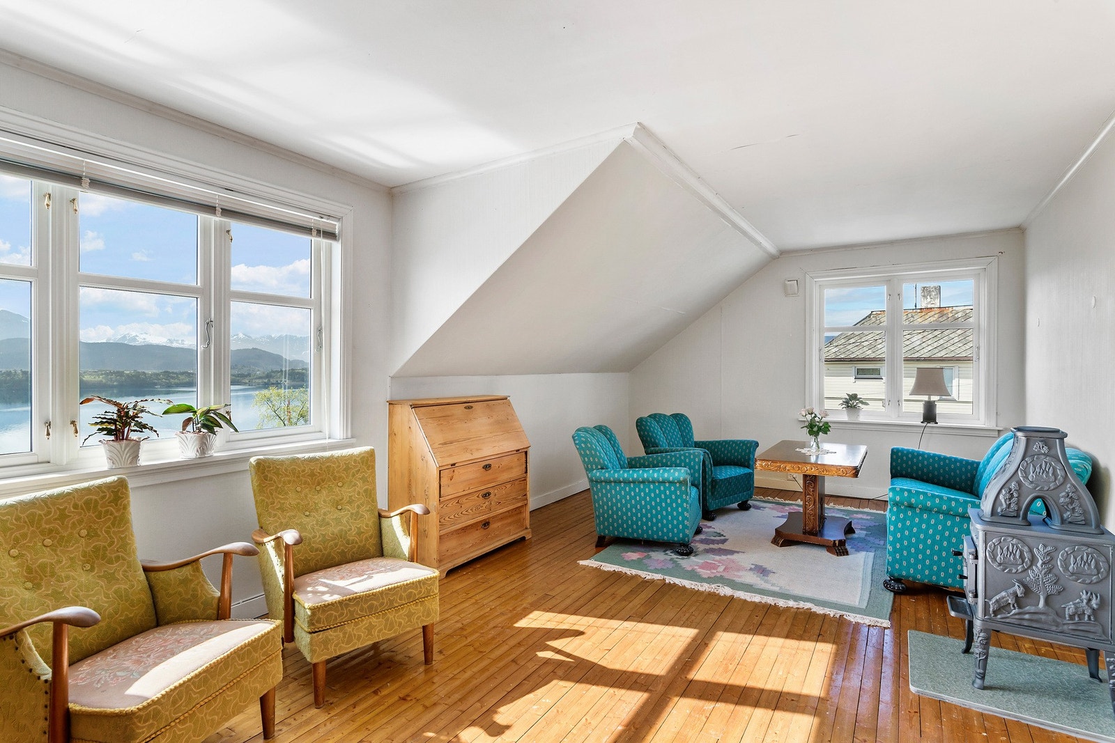 Loftsstuen har også vedovn. Boligen har for øvrig to teglsteinspiper og sotluke underetasje. (Foto fra før det nye soverommet ble adskilt) Galleribilde