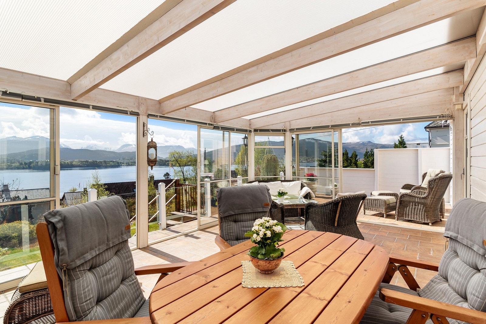 Hagestuen er over garasjen og er på ca 17 kvm, glassdørene er skyvbare. Du kan skimte trappen midt på bildet, som går fra terrassen og ned til hagen. Galleribilde