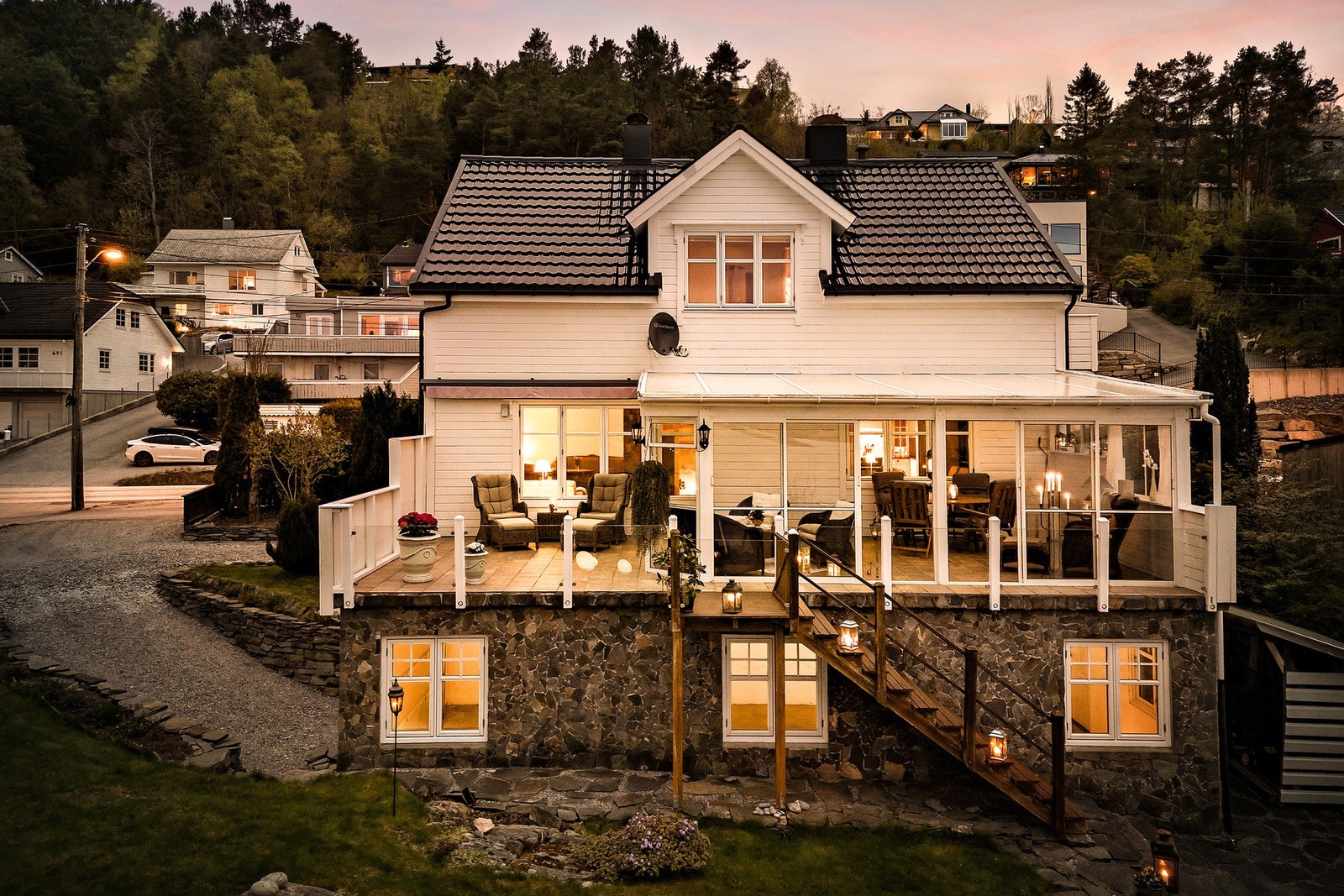 Sensommerkvelden innbyr til sosialt samvær på terrassen og i hagestuen. Her er trivselsfaktor definitivt til stede. Galleribilde