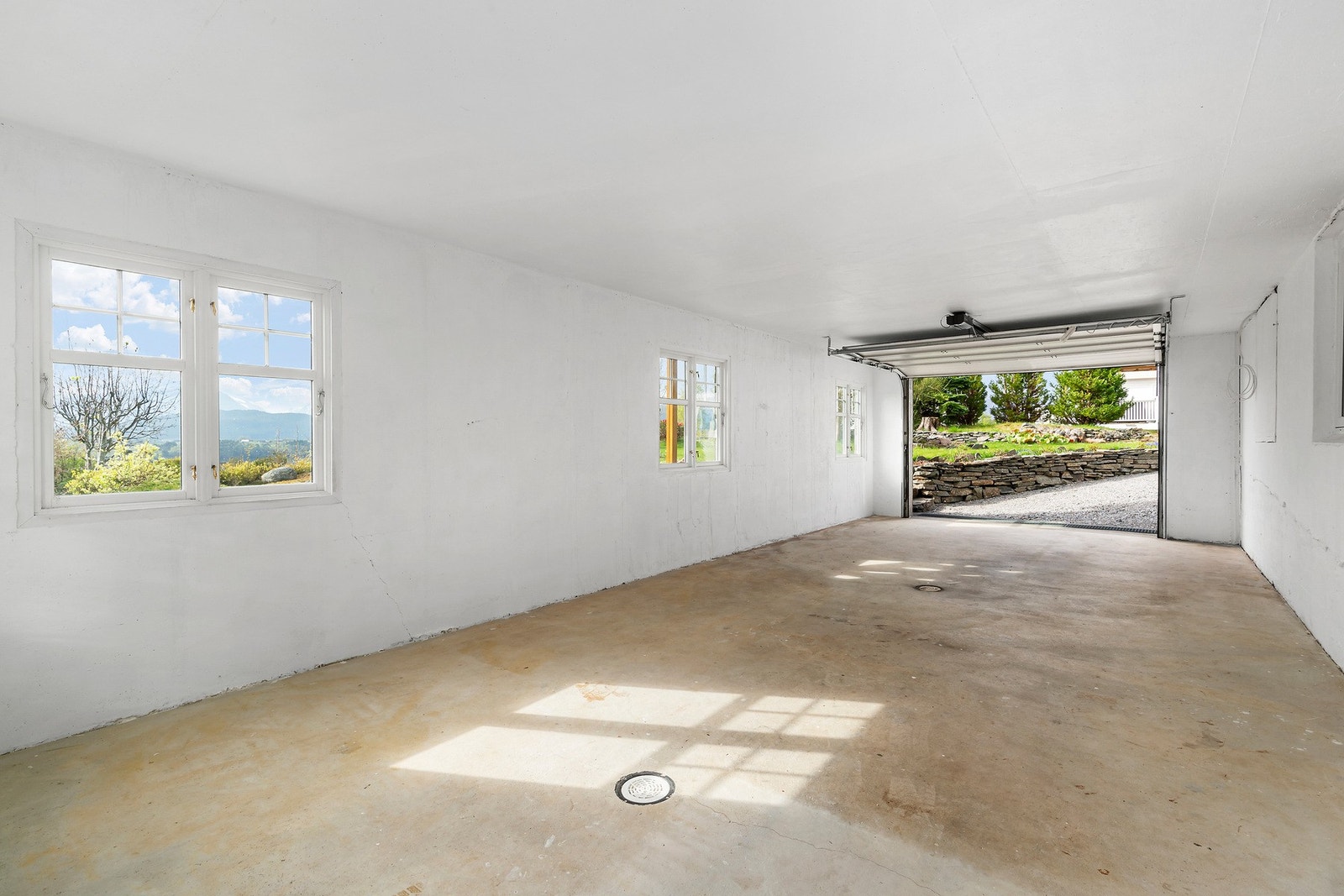 Garasjen tør vi påstå er noe eget på denne eiendommen. Støpt gulv, yttervegger og himling, pene 2-lags vinduer og vedlikeholdsfri port. Legg merke til slukene. Galleribilde