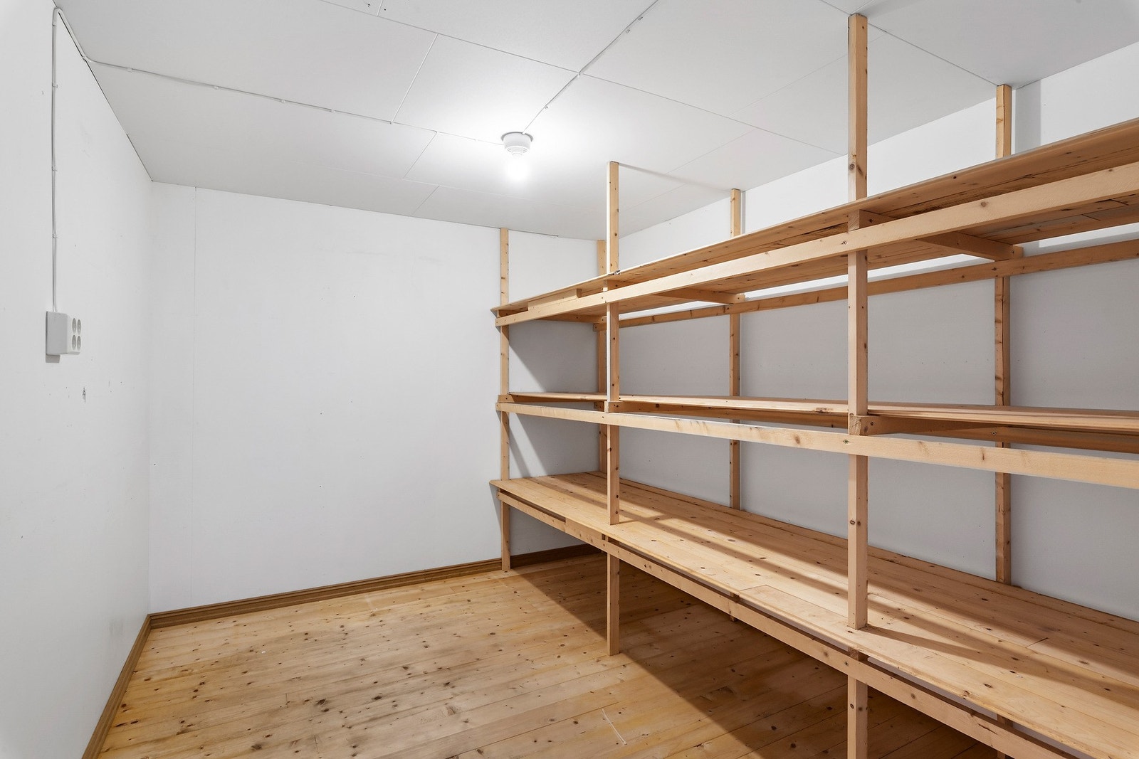 Praktisk lagringsrom i underetasje. Legg merke til el-punkt. Galleribilde