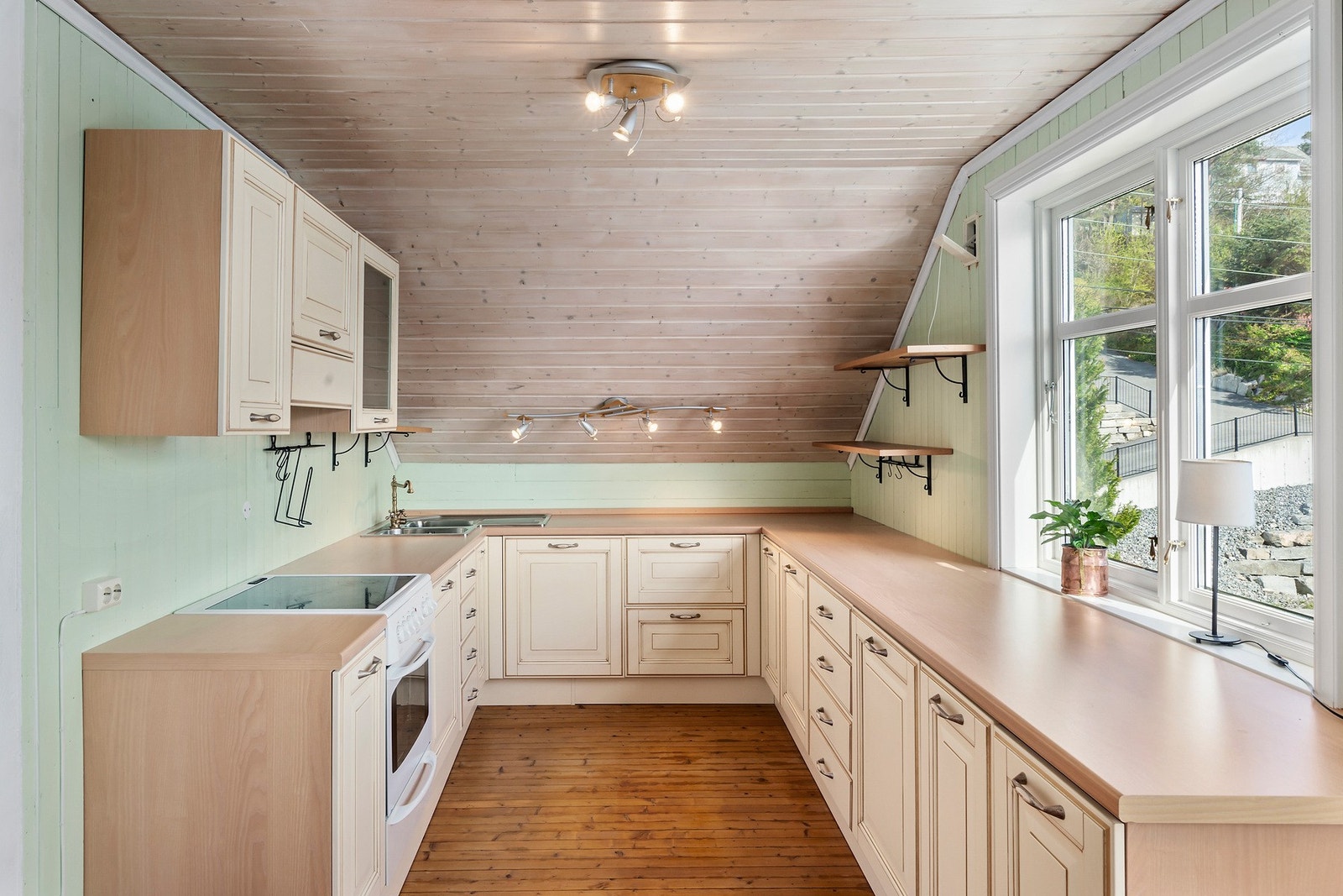 Kjøkken i 2. etasje er fra italienske Aran - legg merke til benkeplassen og at her er integrert oppvaskmaskin. Galleribilde