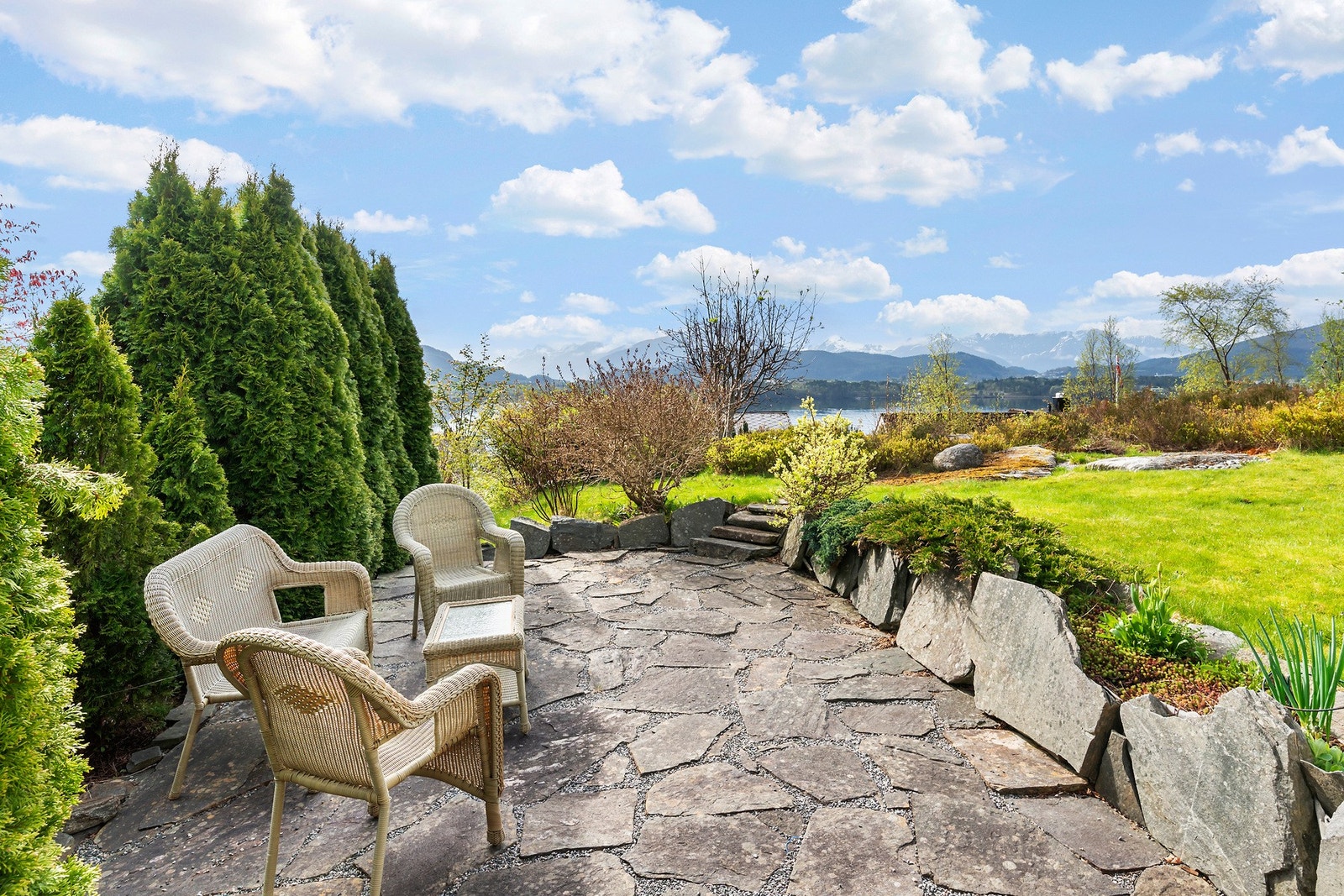 Tomten og hagen er unik i form av både plen, hellebelagte soner, berg, beplantning og blåbærlyng. Galleribilde