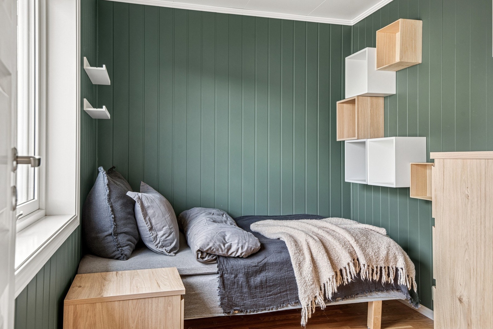 Soverom 2 er malt i behagelig farge som gir god atmosfære og kan også benyttes som kontor. Galleribilde