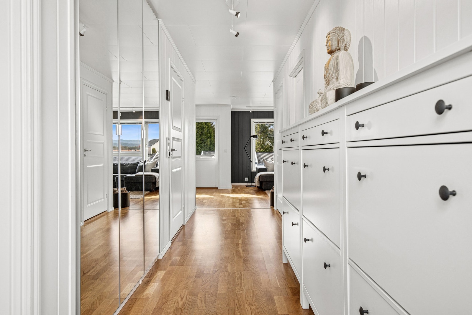 Lys og gjennomgående leilighet med god plass og praktisk planløsning. Herfra har du adkomst til både 2 soverom, stue, kjøkken og bad. Galleribilde