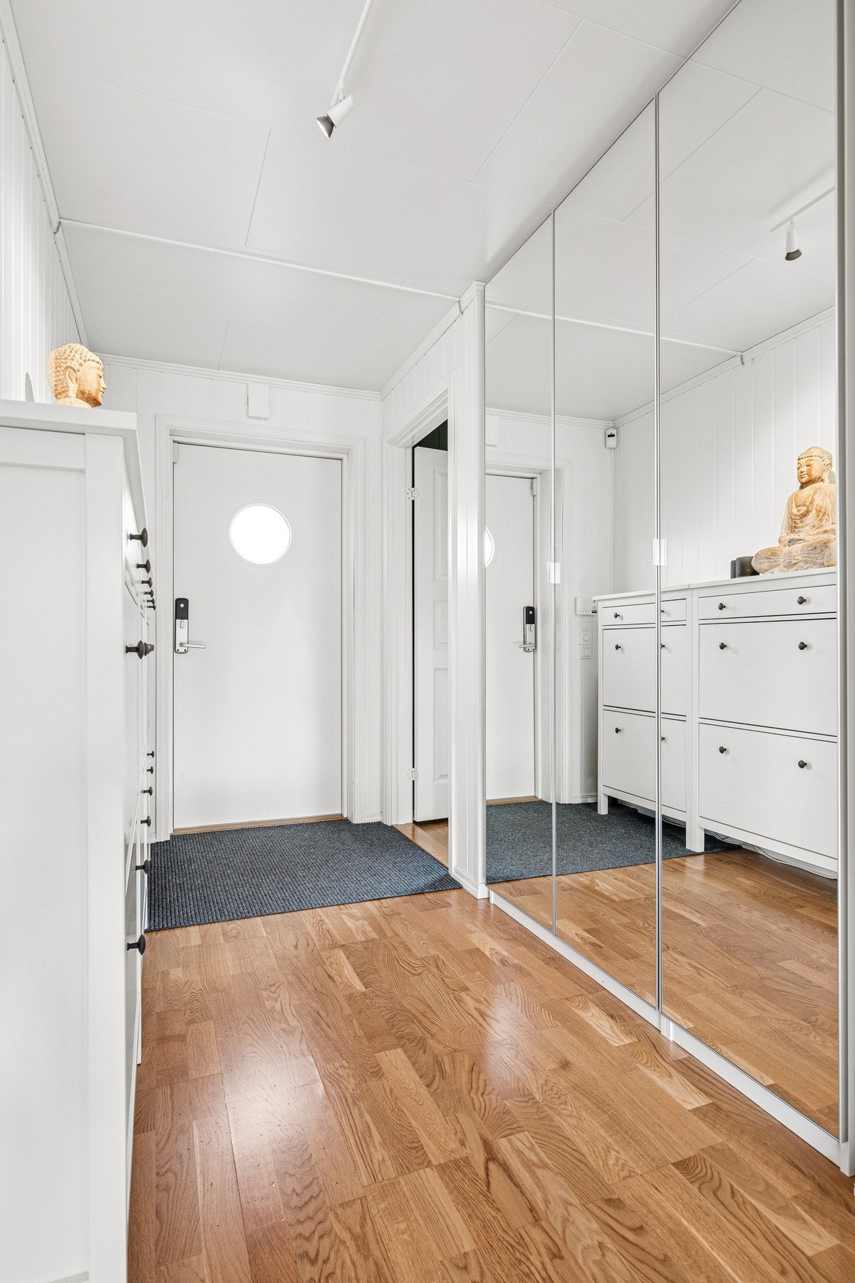 Lys og innbydende entré med skyvedørsgarderobe, som gir god funksjonalitet og godt med oppvaring. Galleribilde