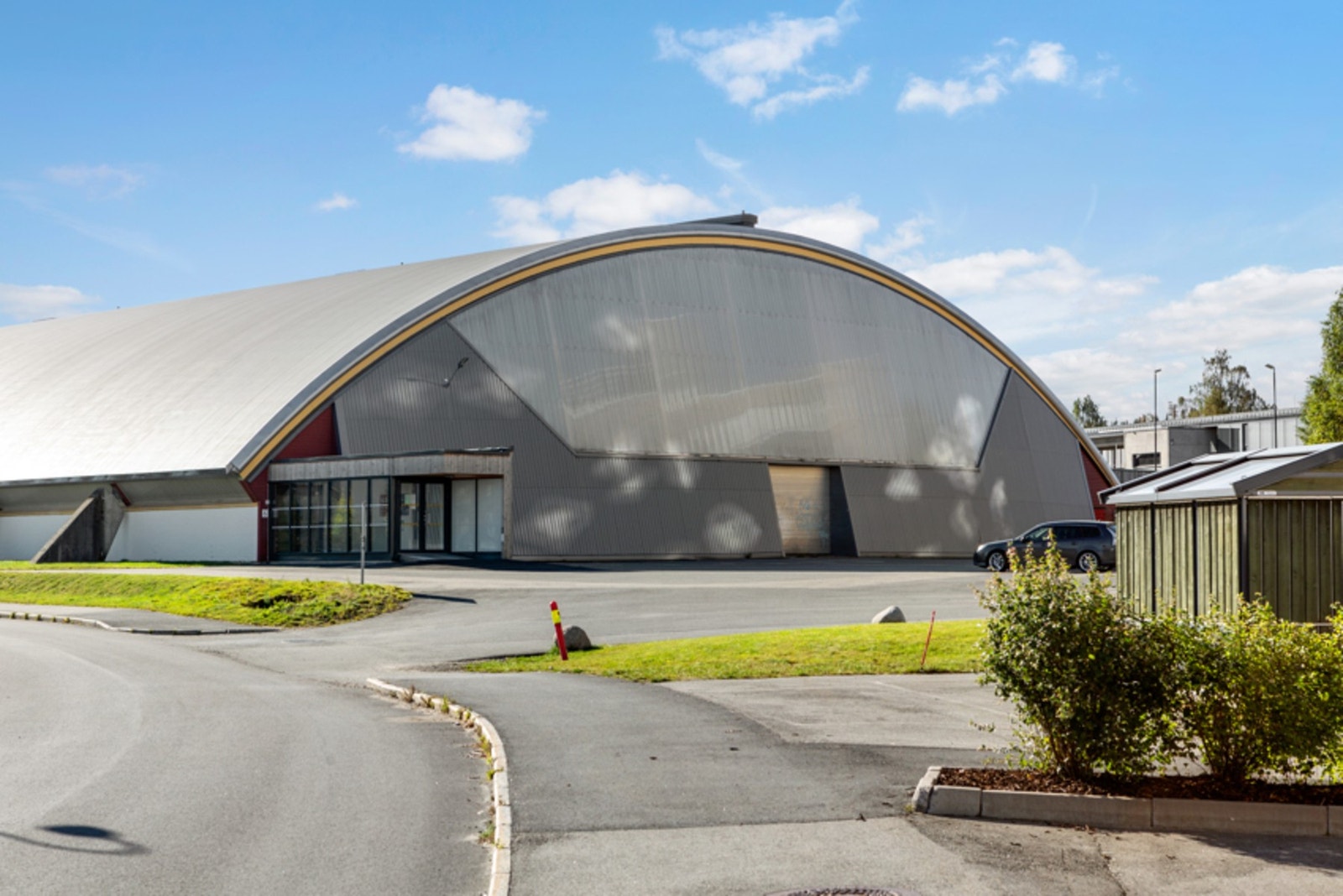 Råholthallen har et godt fritidstilbud for både voksne og barn, samt Råholt Bad i samme bygg. Galleribilde