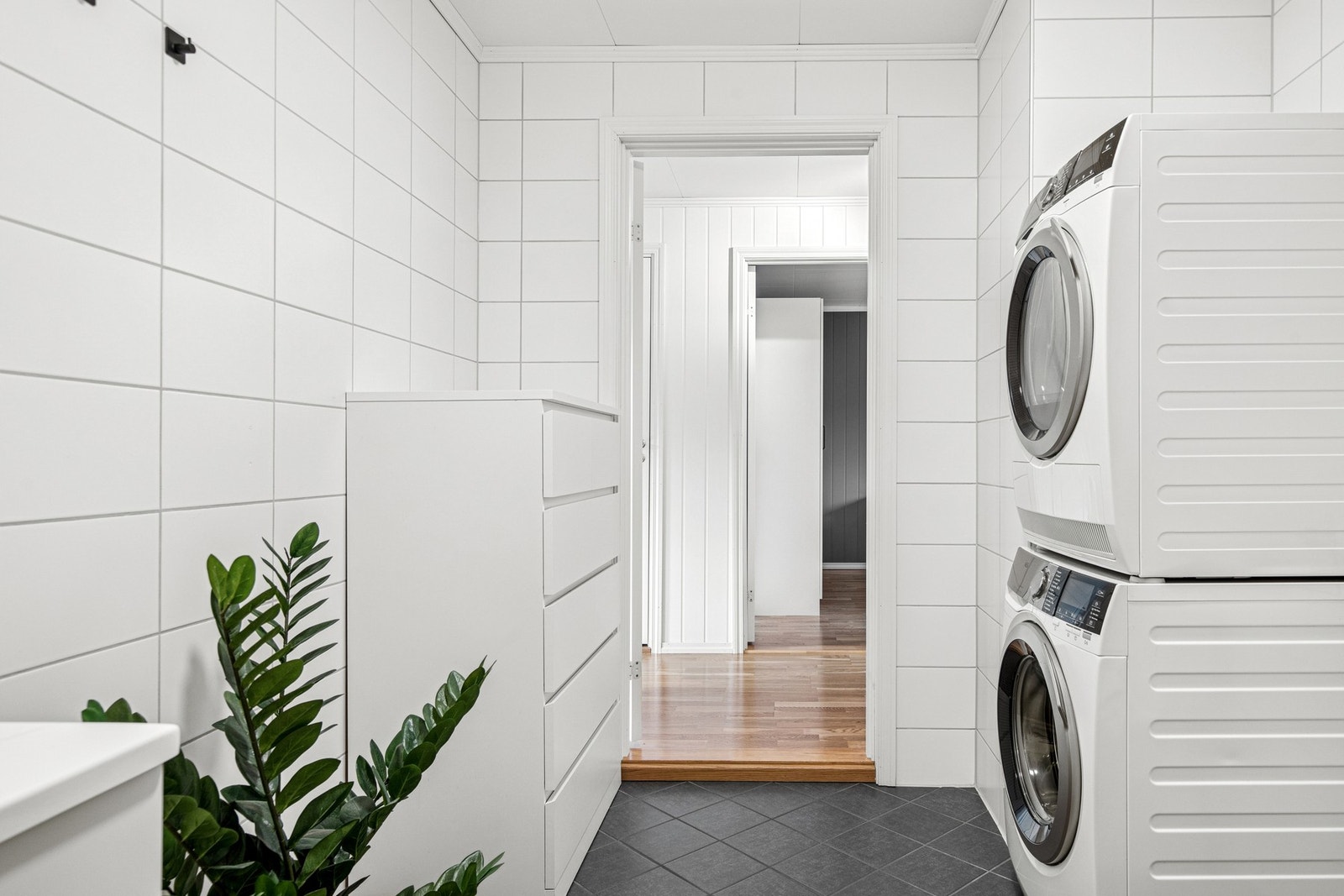 Badet er funksjonelt i hverdagen med opplegg for både vaskemaskin og tørketrommel. Galleribilde