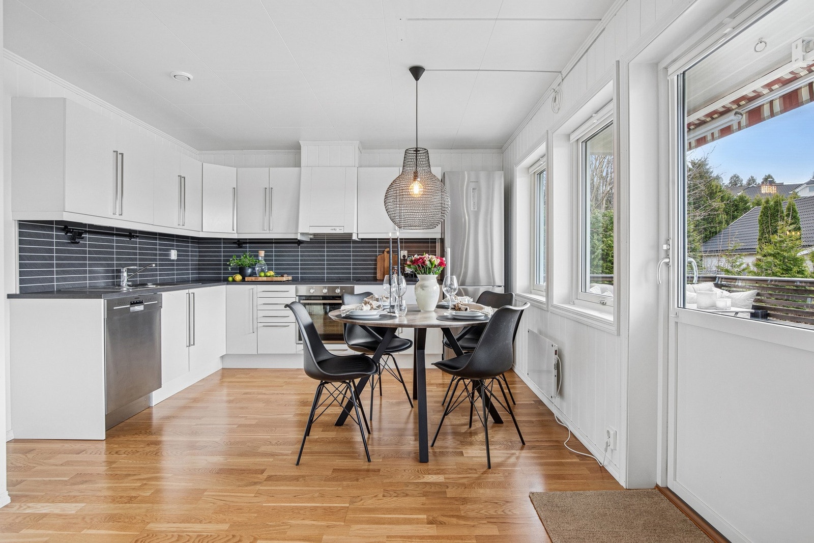 Praktisk og innbydende kjøkken med god benkeplass og direkte adkomst til terrasse. Galleribilde