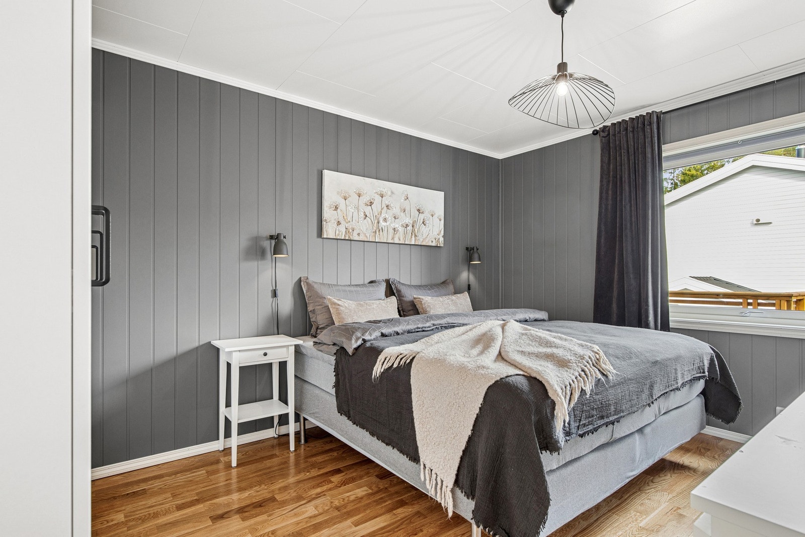 Hovedsoverommet har en rolig og behagelig atmosfære med delikat fargevalg og godt med naturlig lys. Galleribilde