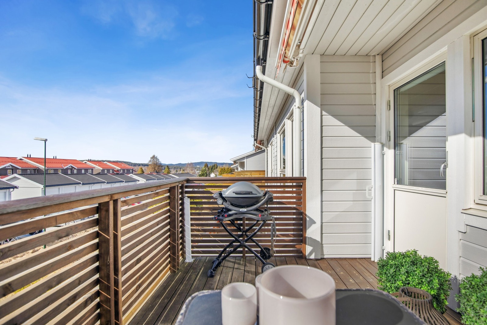 Romslig vestvendt terrasse på 10kvm med gode solforhold og flott utsyn over nærområdet - perfekt for både grilling og avslapning. Galleribilde