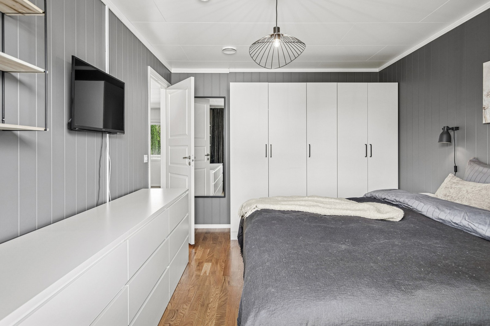 Soverommet har god plass til både seng og oppbevaring. Galleribilde