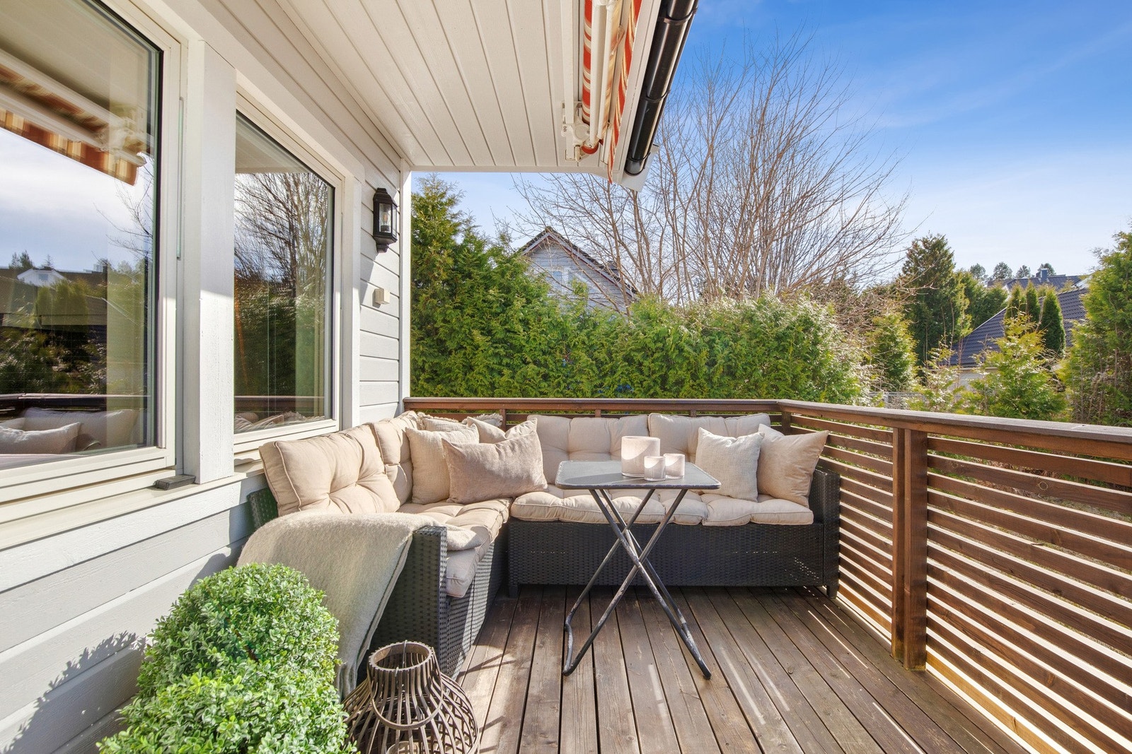 Lun og tilbaketrukket terrasse med overbygg og grønne omgivelser - et innbydende sted for rolige stunder ute. Galleribilde