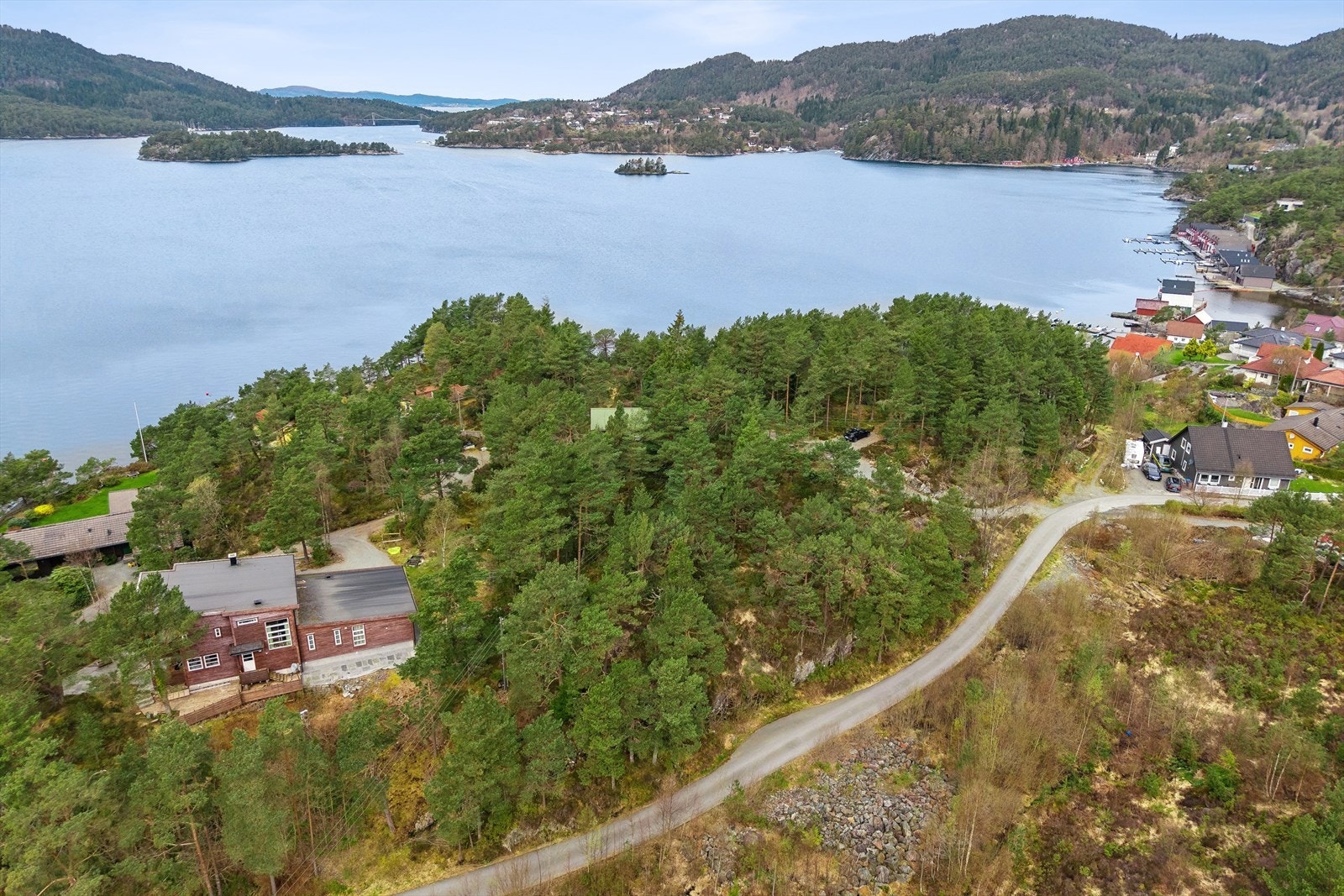 Tomt like ved sjøen på 1673 m². Galleribilde