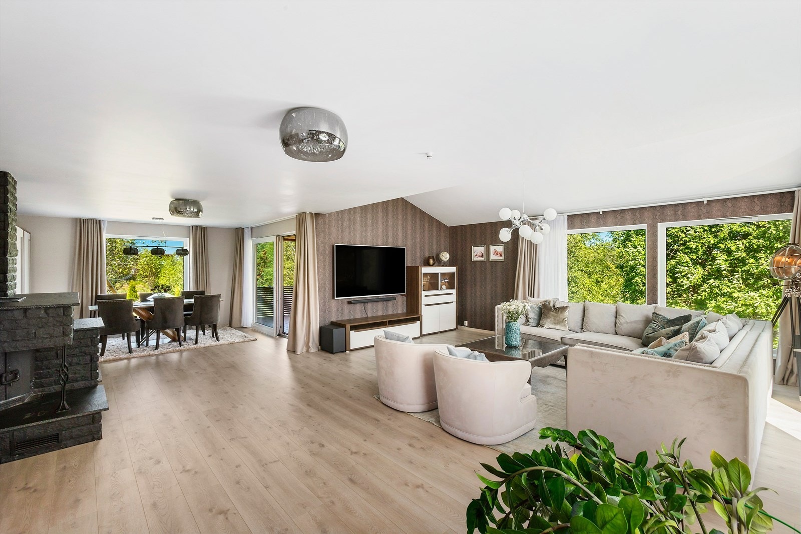 Boligen er av nåværende eiere gjennomgått storstilt oppussing/renovering. Her er så og si alle rom i boligen blitt oppgradert. Galleribilde