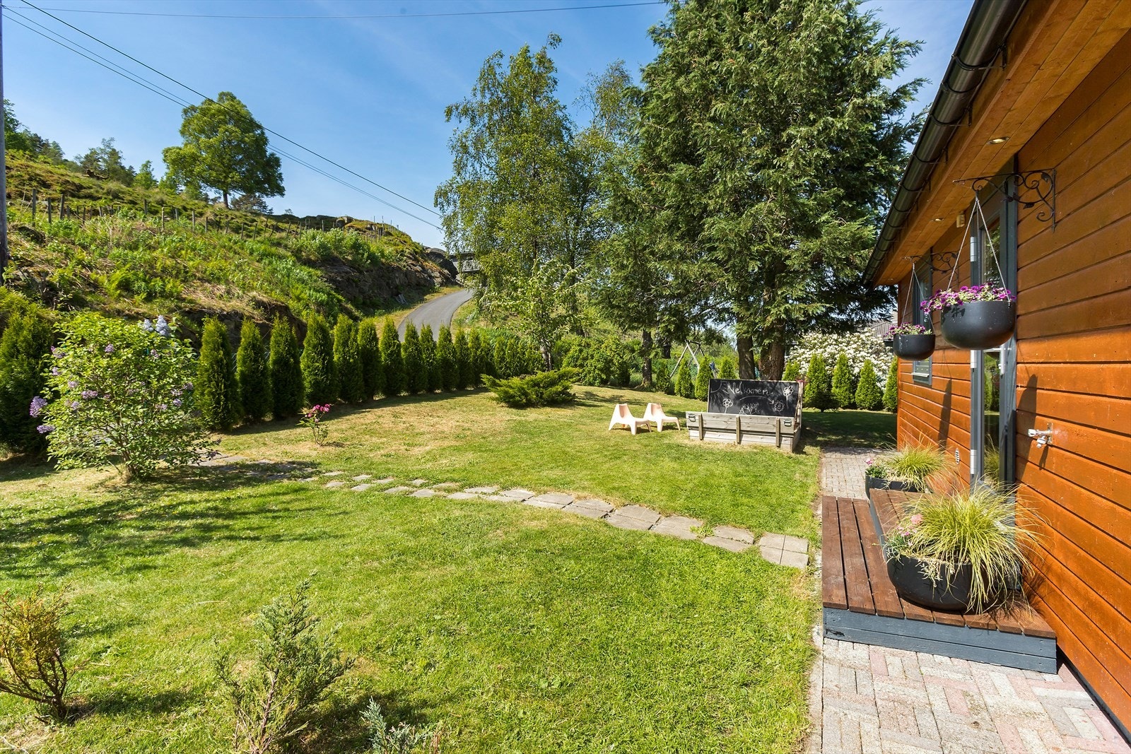 Flott hage med god tumleplass for barna. Galleribilde