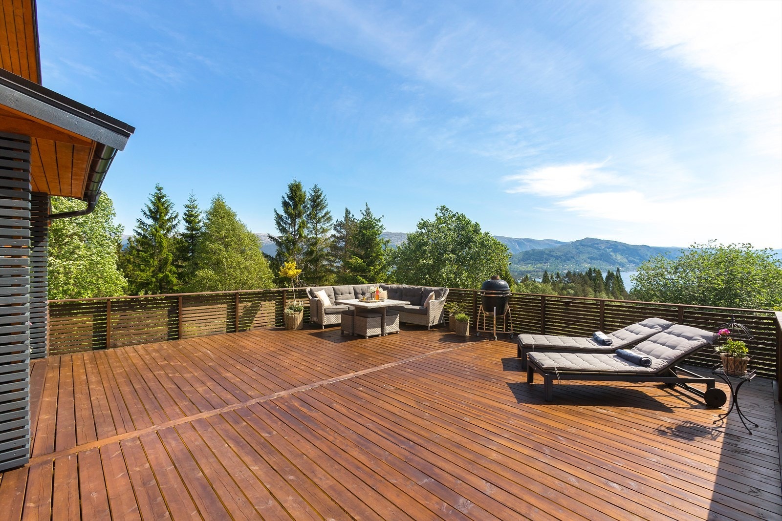 Deilig stor sørvest vendt terrasse med gode solforhold og nydelig utsikt til Hindenesfjorden. Galleribilde
