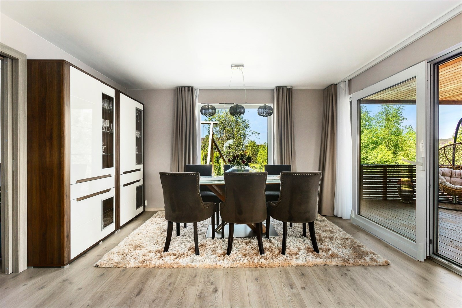 Rikelig med plass for stort spisebord. Galleribilde
