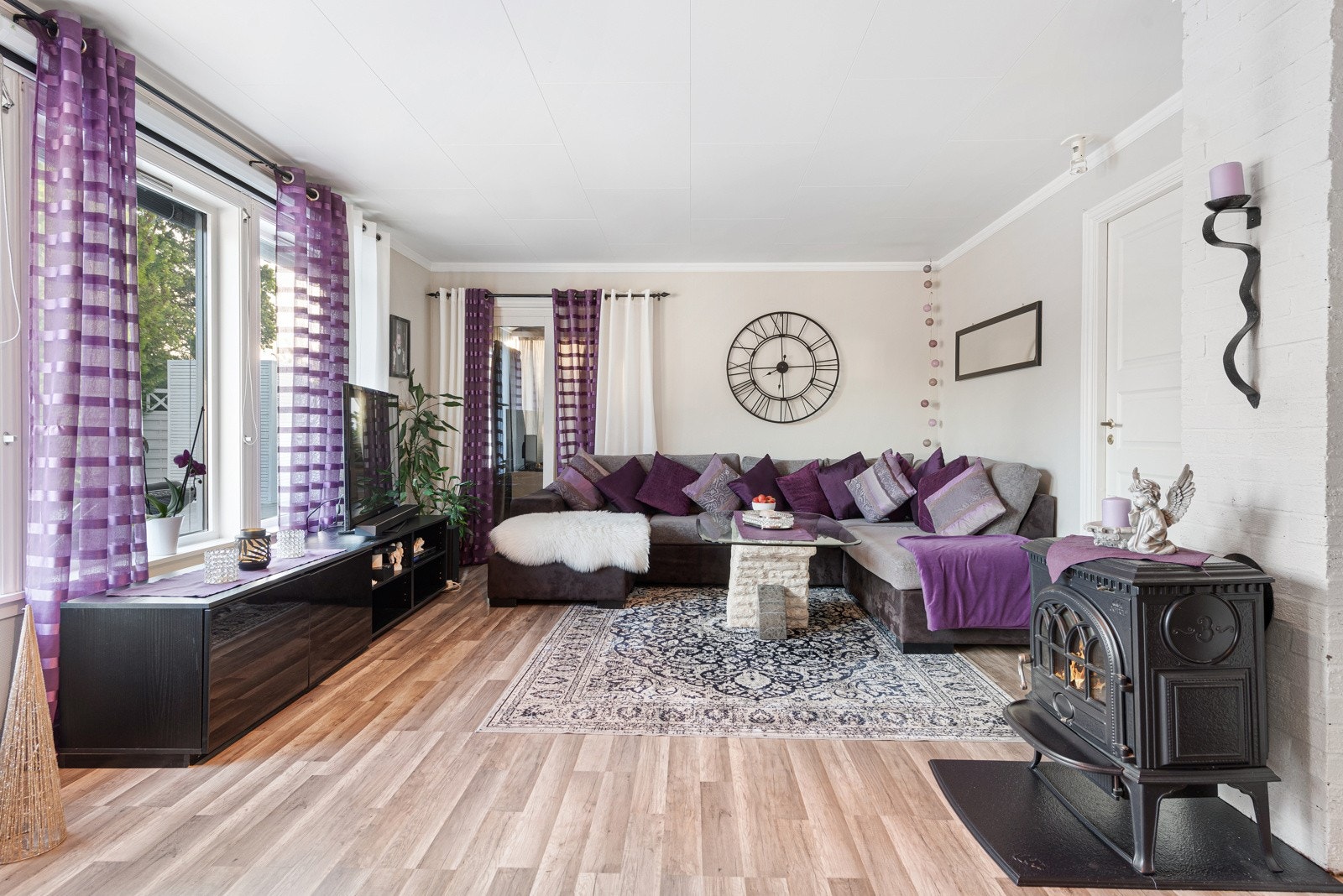 Boligen har en trivelig stue med peisovn og god plass til sofa og tv-benk. Galleribilde