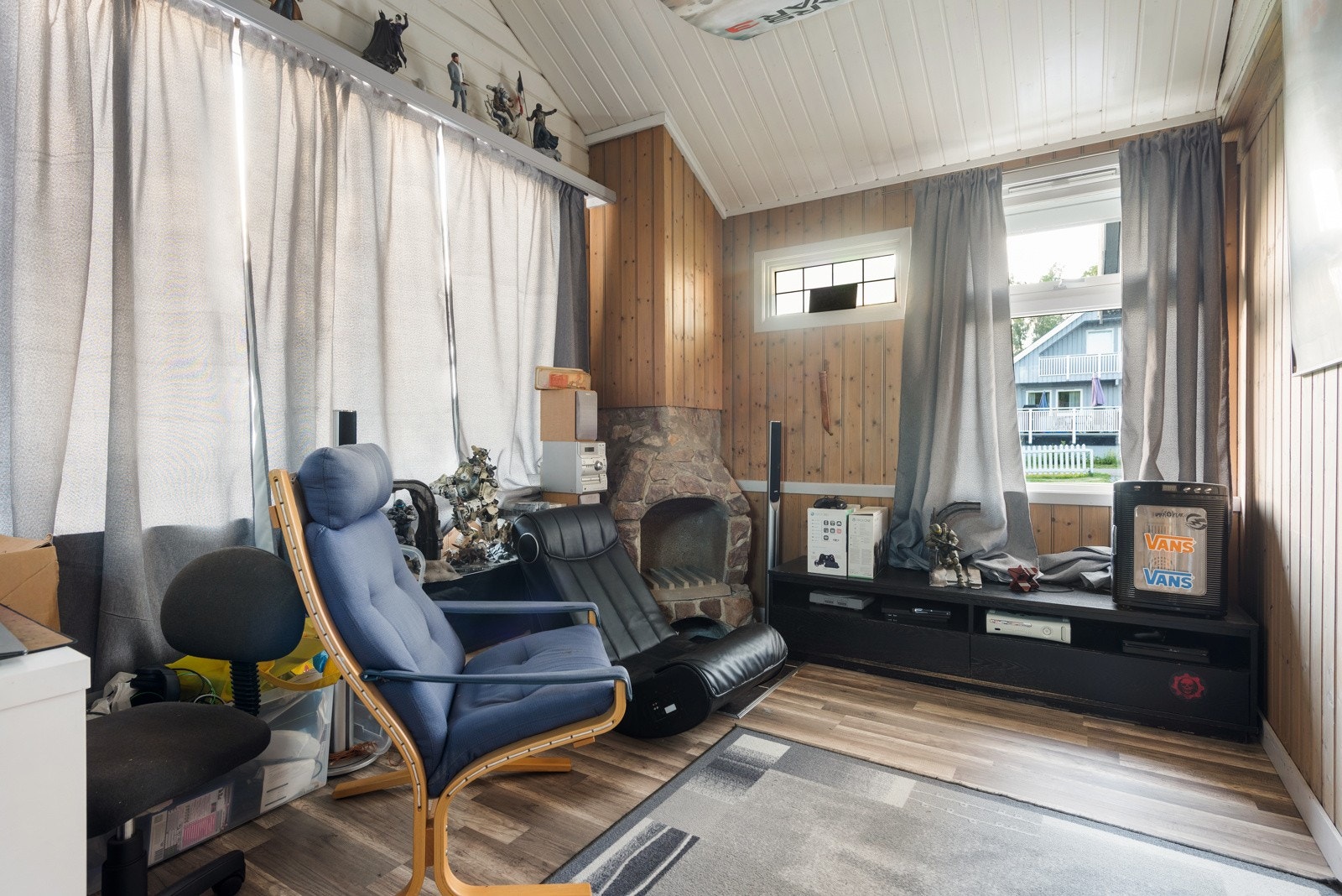 I vinterhagen er det laminatgulv, panel på veggene og vinduer i tre himmelretninger som fyller rommet med herlig dagslys. Galleribilde