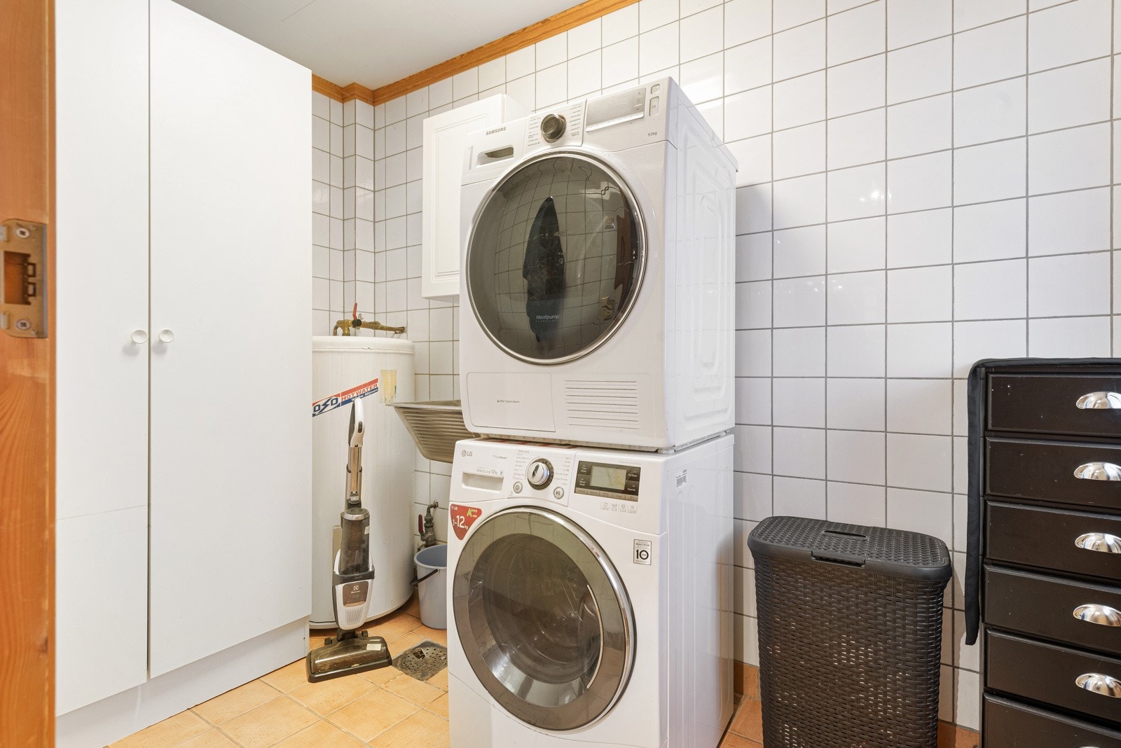 Rommet er videre innredet med et garderobeskap, skyllekum i stål, et overskap og opplegg for vaskemaskin i plassbesparende søyleløsning. Galleribilde