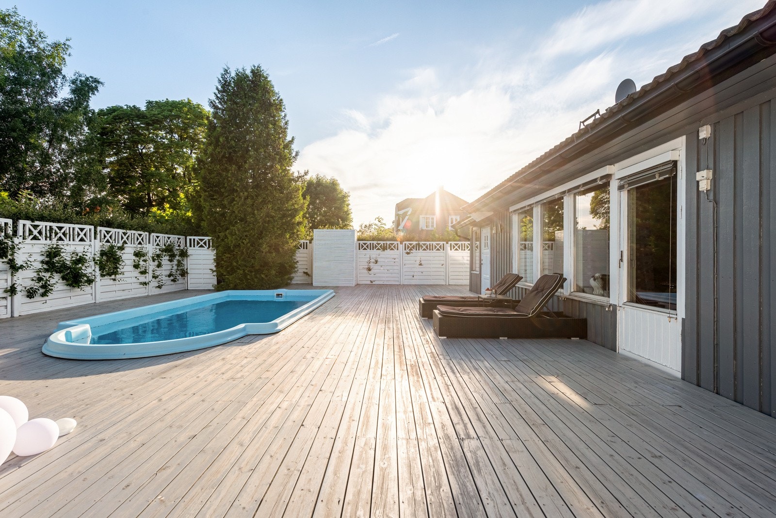 Solen er lenge på terrassen, så her kan man bade og kose seg til sent på kveld. Terrassen har to innganger fra hagen og en fra stuen. Galleribilde