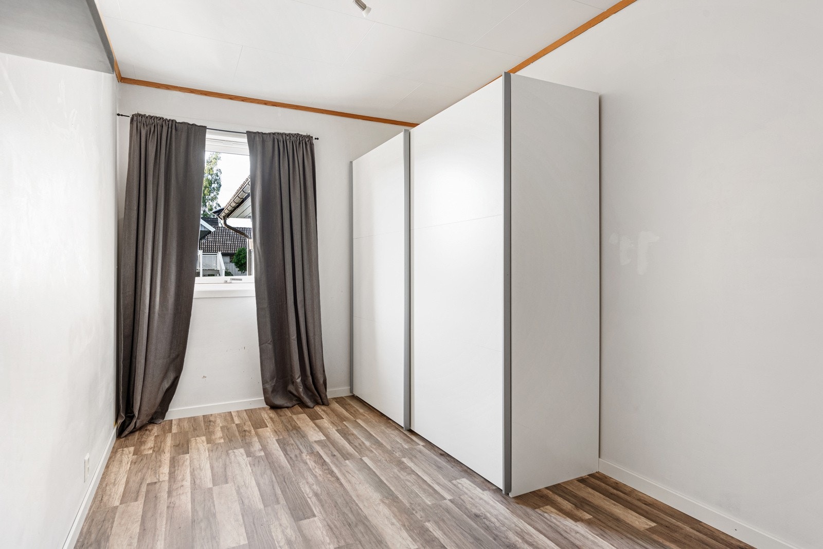 Alle soverommene har lyse vegger og nøttefarget laminatgulv. Galleribilde