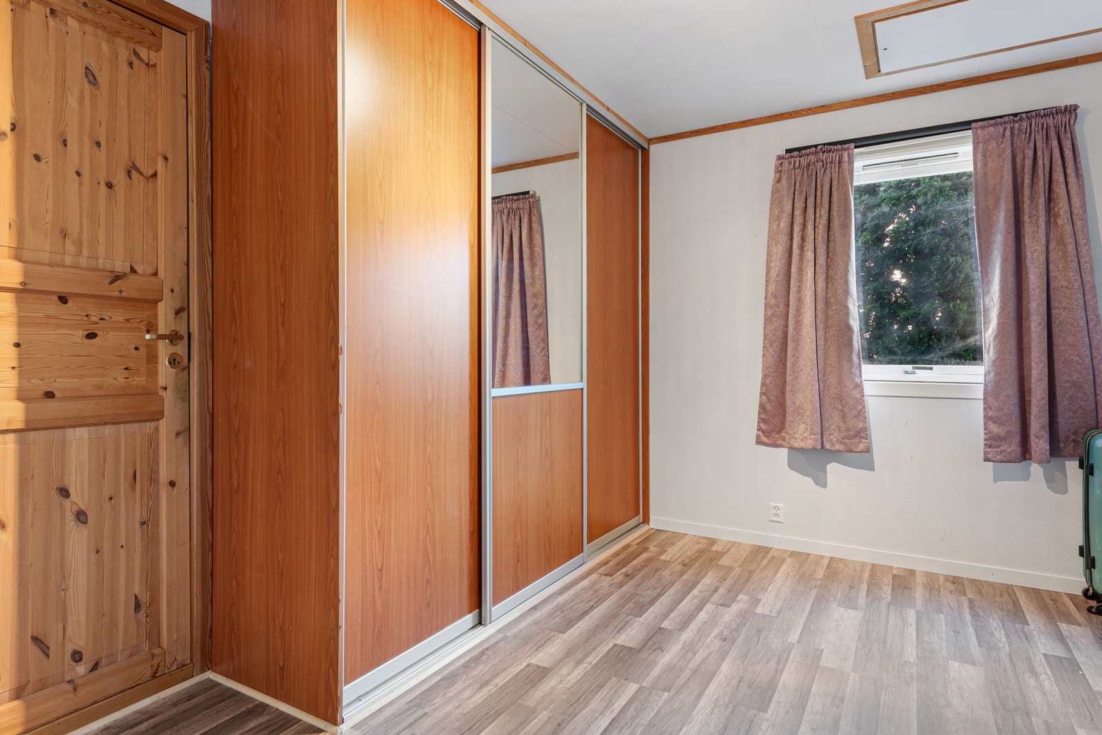 To av soverommene er utstyrt med hvert sitt romslige garderobeskap. Galleribilde