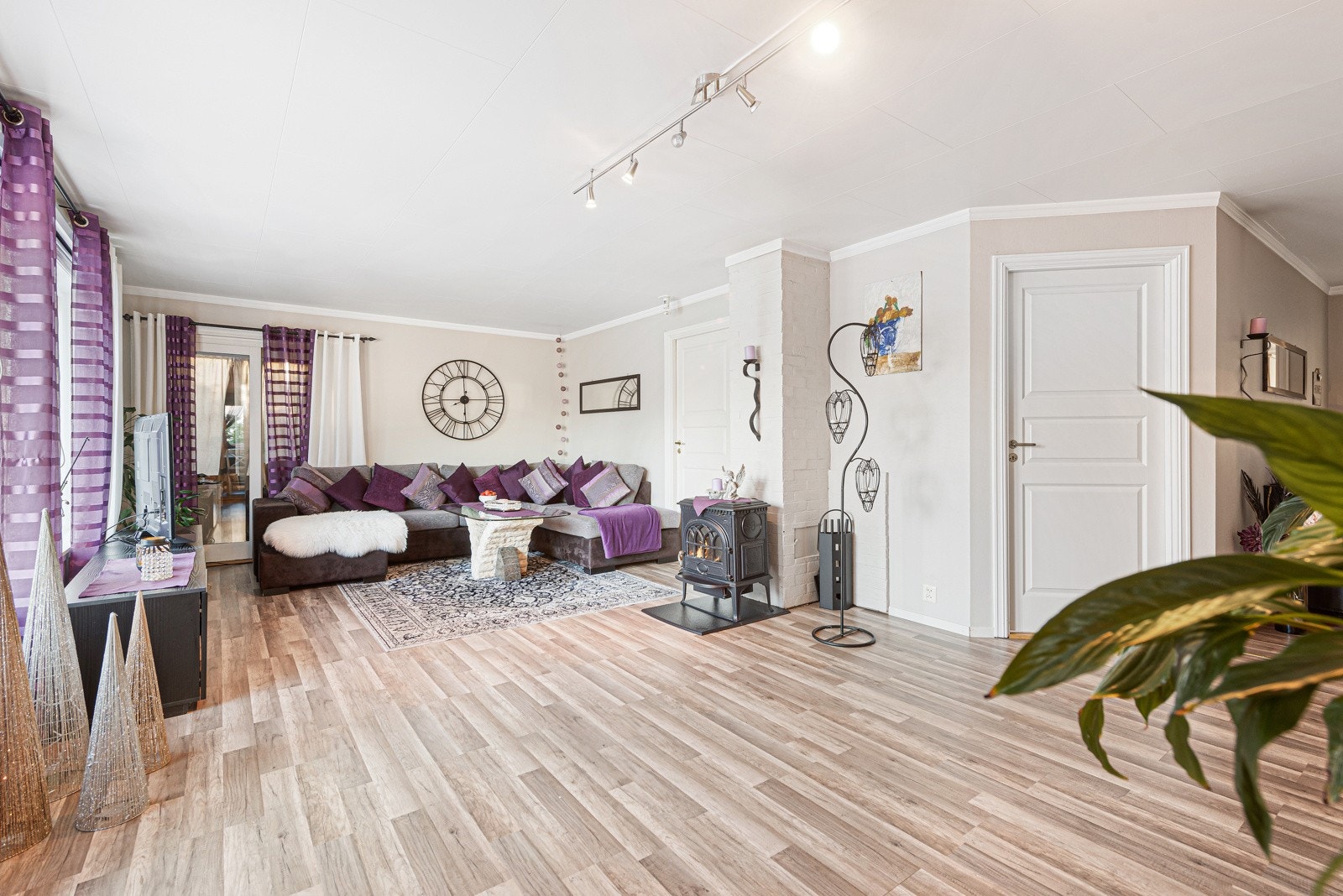 På gulvet er det nøttefarget laminat. Galleribilde