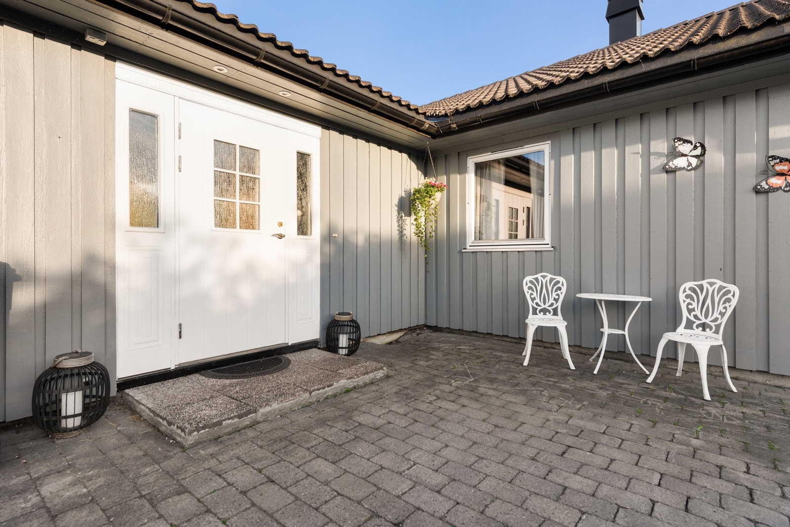 Boligen har et ryddig inngangsparti. Galleribilde