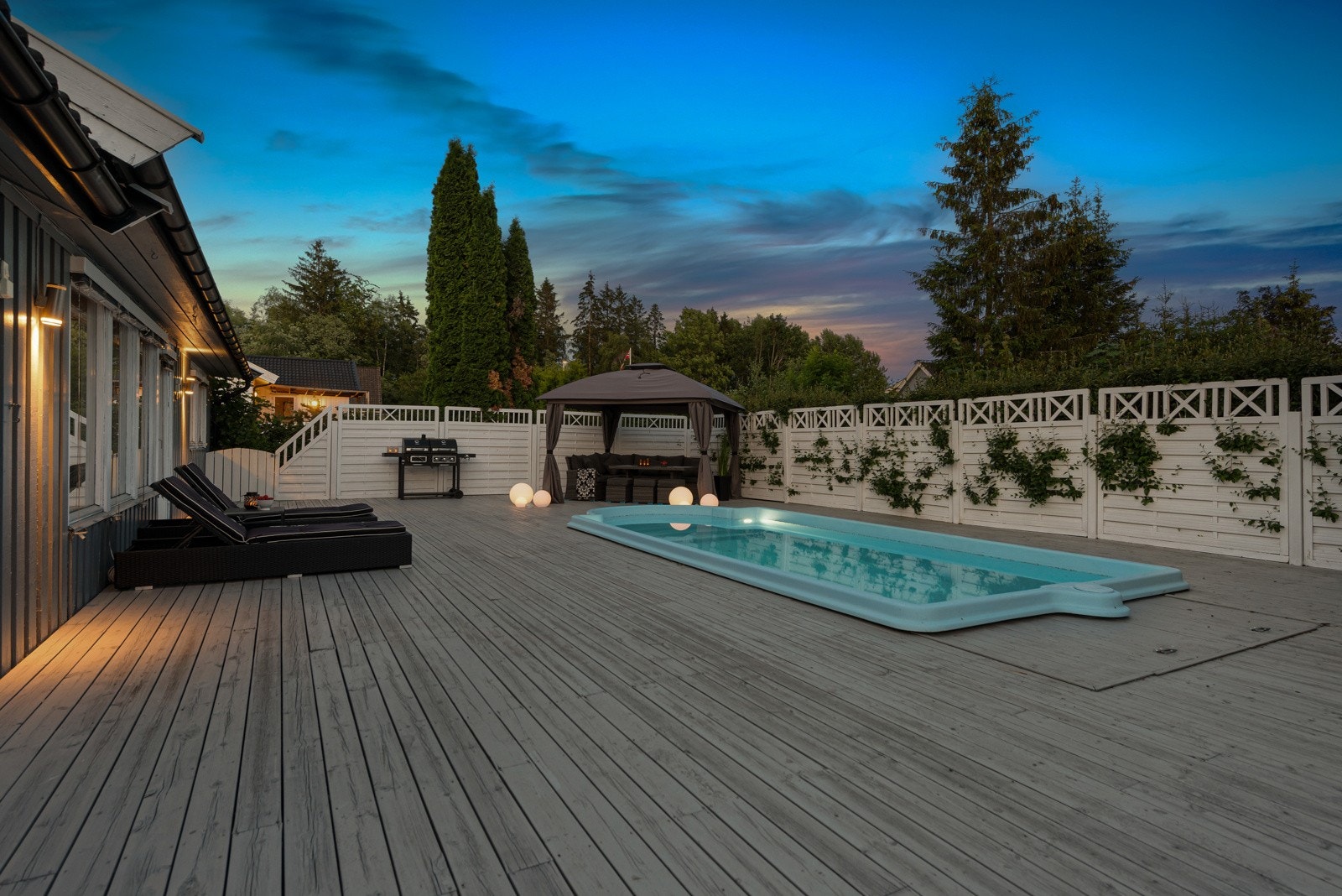 I usjenerte omgivelser på baksiden av boligen er det en stor terrasse på fantastiske 163 kvm, med nedfelt utendørsbasseng og dusj.Bassenget har pumpe som kan varme bassenget opp til 30 grader. Galleribilde