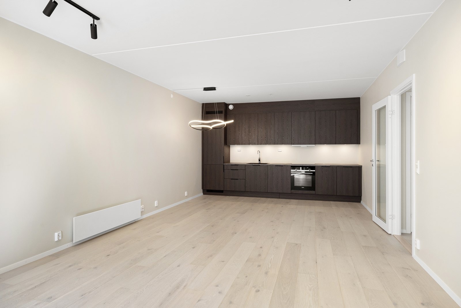 Stilrent HTH-kjøkken med rikelig skap- og benkeplass. Galleribilde