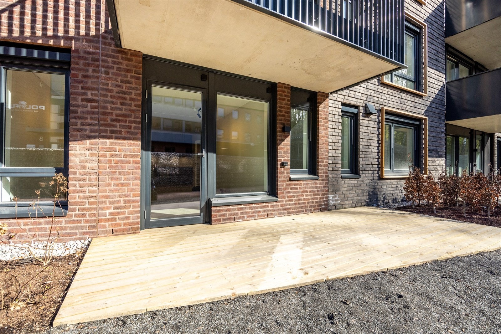 På varme vår- og sommerdager blir dette en naturlig forlengelse av stuen - perfekt for avslappende stunder med familie og venner. Galleribilde