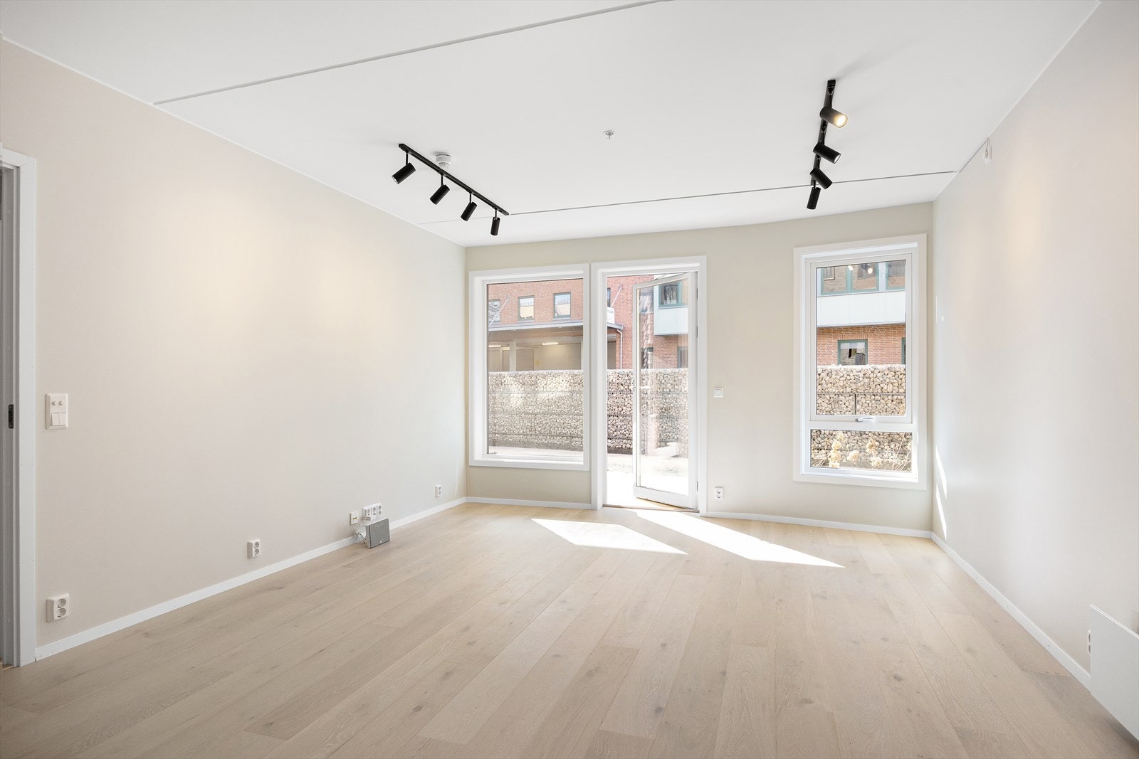 Den lyse og luftige stuen har store vindusflater som slipper inn rikelig med naturlig lys, samt en god takhøyde på 2,6 meter. Galleribilde